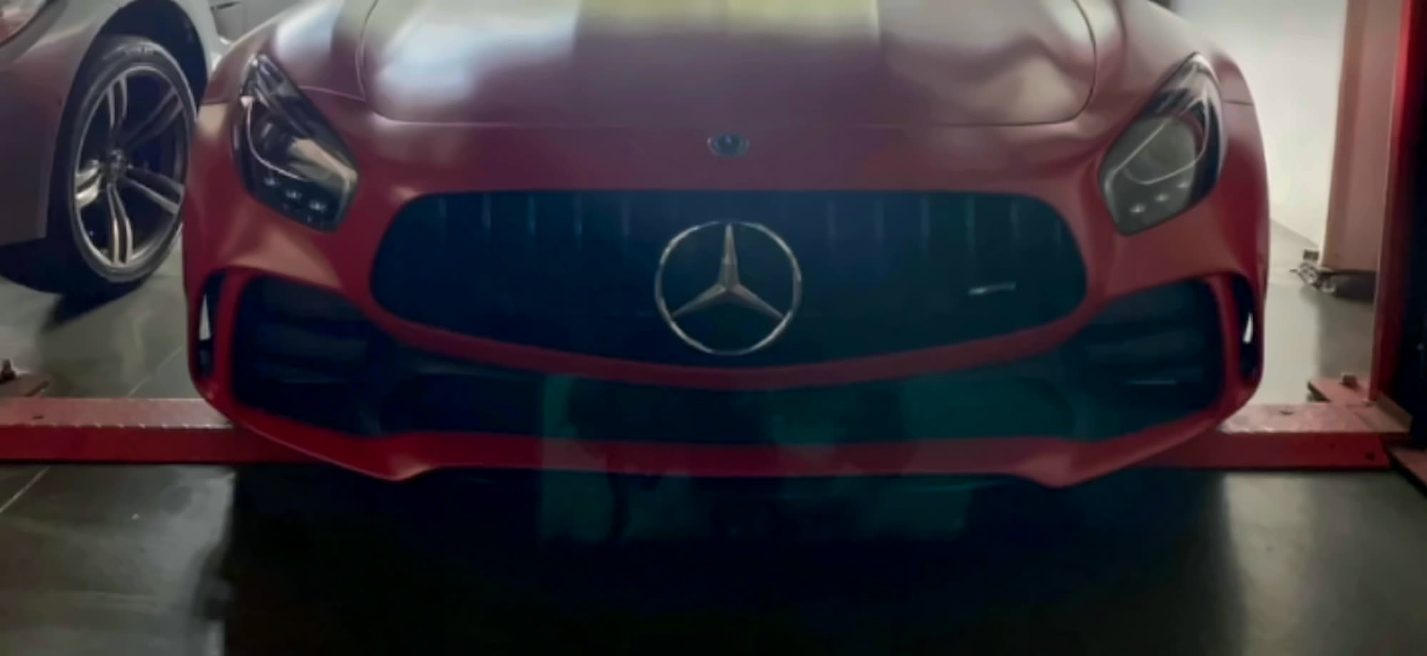 Mercedes-AMG GT R. De frente, en el elevador del taller.