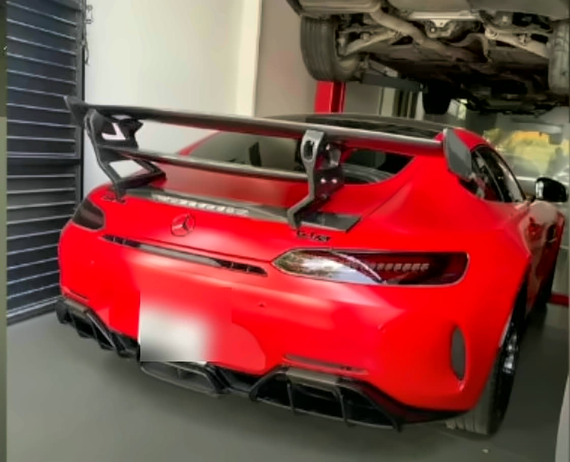 Mercedes-AMG GT R visto desde atrás, alerón y difusor, en el taller